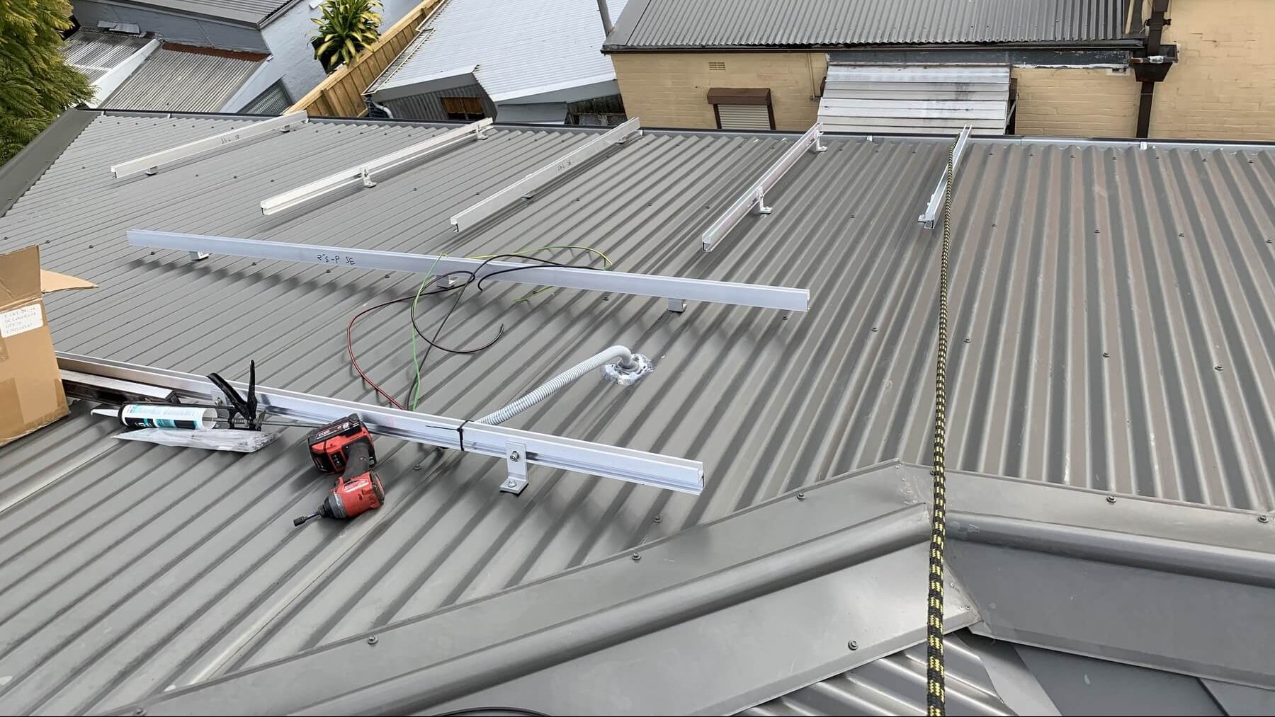 fixarea structurii de montaj la panouri fotovoltaice